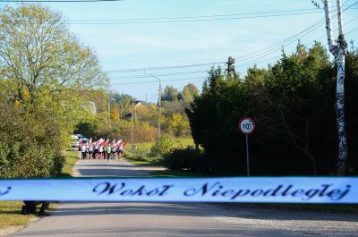 Berżniki. Peleton zbliża się do mety. Emocje rosną. (Podlaski OSG, 10.10.2018 ok. g. 14.20)