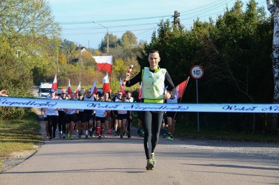 Berżniki. Kapitan SG Łukasz Lewczuk jako ostatni niesie pałeczkę sztafetową. (Podlaski OSG, 10.10.2018 g. 14.20)
