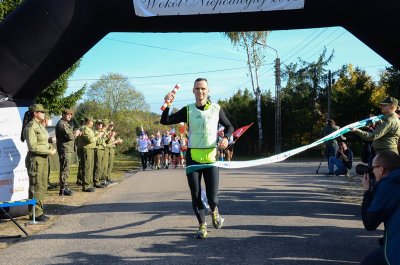 Berżniki, Kapitan SG Łukasz Lewczuk przekracza linię mety kończąc Bieg Sztafetowy "Wokół Niepodległej". (Podlaski OSG, 10.10.2018 g. 14.21)