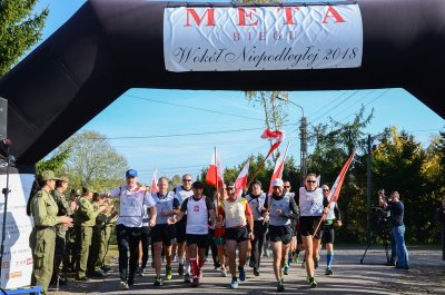 Berżniki. Uczestnicy ostatniego odcinka Biegu Sztafetowego "Wokół Niepodległej" wbiegają na metę. Koniec! (Podlaski OSG, 10.10.2018 g. 14.21)