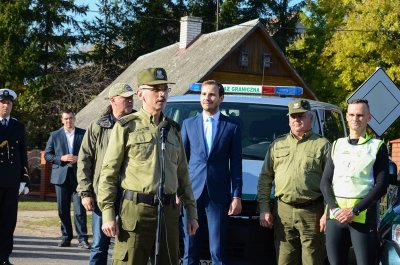 Berżniki. Przemawia Komendant Główny SG gen. bryg. SG Tomasz Praga: - Pokazaliście, że potraficie się zjednoczyć. Pokazaliście, że jesteście godnymi spadkobiercami pierwszych polskich formacji granicznych. Jestem z was dumny. (Podlaski OSG, 10.10.2018 ok. g. 14.30)