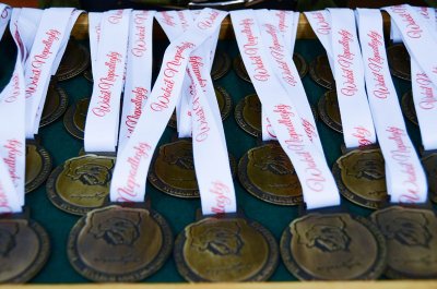 Sejny. Takie medale otrzymali wszyscy uczestnicy Biegu Sztafetowego "Wokół Niepodległej".