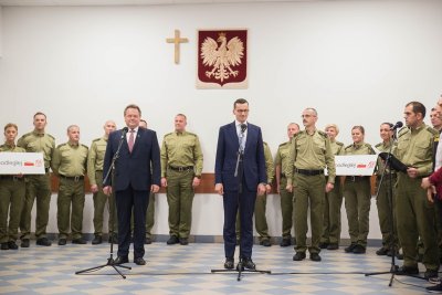 Sejny. Wieczorem po zakończeniu Biegu uczestnicy ostatniego etapu spotkali się z Premierem Mateuszem Morawieckim i Wiceministrem SWiA Jarosławem Zielińskim.