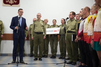 Sejny. - Dziękuję wszystkim za piękny wysiłek sportowy, który pozwolił uhonorować to wspaniałe święto stulecia odzyskania niepodległości – powiedział do zebranych premier.