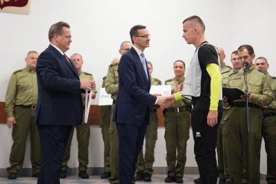 Sejny. Premier Mateusz Morawiecki i Wiceminister SWiA Jarosław Zieliński wręczyli medale pamiątkowe uczestnikom ostatniego etapu Biegu Sztafetowego "Wokół Niepodległej".