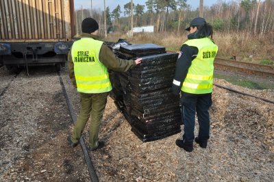 Dwie próby przemytu papierosów w transportach trocin 