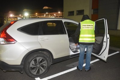 Podejrzana Honda na drodze do granicy 