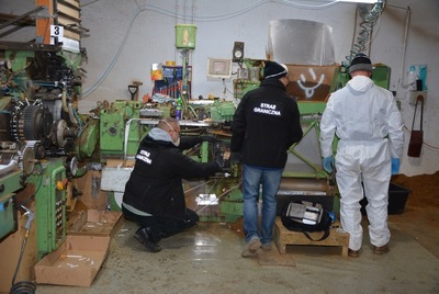 nielegalna fabryka papierosów