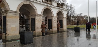 Uroczysta zmiana warty przy Grobie Nieznanego Żołnierza