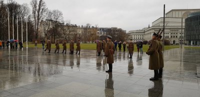 Uroczysta zmiana warty przy Grobie Nieznanego Żołnierza