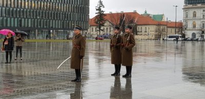 Uroczysta zmiana warty przy Grobie Nieznanego Żołnierza