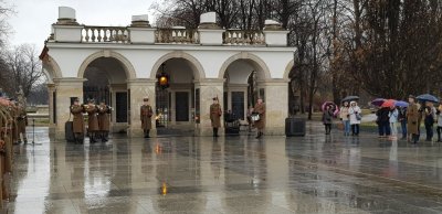 Uroczysta zmiana warty przy Grobie Nieznanego Żołnierza