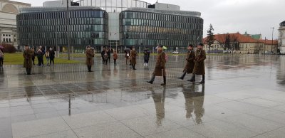 Uroczysta zmiana warty przy Grobie Nieznanego Żołnierza
