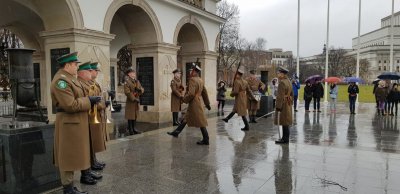 Uroczysta zmiana warty przy Grobie Nieznanego Żołnierza
