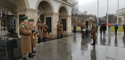 Uroczysta zmiana warty przy Grobie Nieznanego Żołnierza