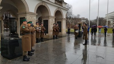 Uroczysta zmiana warty przy Grobie Nieznanego Żołnierza