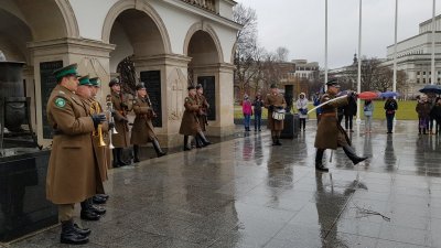 Uroczysta zmiana warty przy Grobie Nieznanego Żołnierza