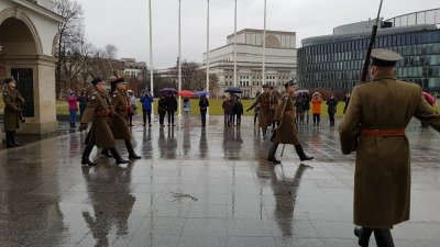 Uroczysta zmiana warty przy Grobie Nieznanego Żołnierza