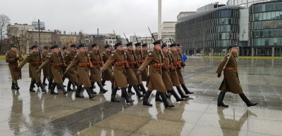 Uroczysta zmiana warty przy Grobie Nieznanego Żołnierza