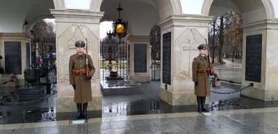 Uroczysta zmiana warty przy Grobie Nieznanego Żołnierza