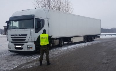 odzyskany samochód ciężarowy z naczepą 