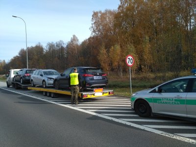 Kierowca i jego pasażer przewozili samochody osobowe lawetą 