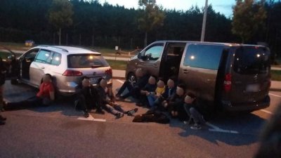 Szesnastu cudzoziemców oskarżonych o organizowanie nielegalnego przekraczania granicy 
