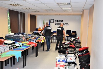 Fałszywe znaki towarowe na odzieży i perfumach