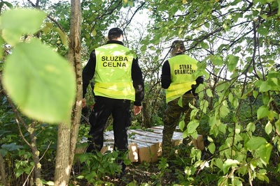 Papierosy bez akcyzy w wagonie i przy torze kolejowym