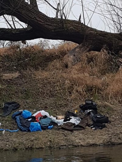 Mokre ubrania porzucone na brzegu Bugu 