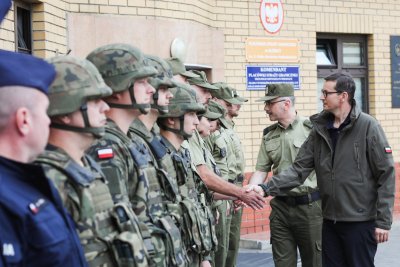Premier Mateusz Morawiecki na spotkaniu z funkcjonariuszami SG, Policji i żołnierzami WP 