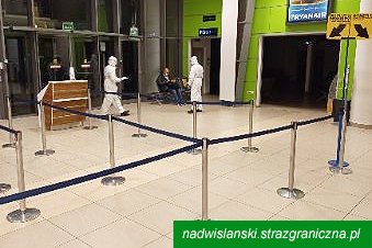 Zakażony COVID-19, który sfałszował test pod nadzorem funkcjonariuszy, ubranych w kombinezony ochronne 