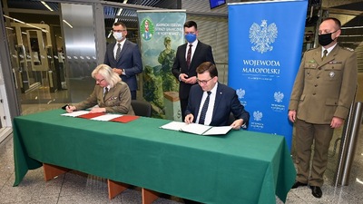 Zastępca Komendanta Karpackiego Oddziału Straży Granicznej płk SG Renaty Obrzut i Wojewoda Małopolski Łukasz Kmita podpisują dokumenty o przekazaniu bramek ABC w użytkowanie Straży Granicznej.