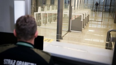 Cała procedura odbywa się pod nadzorem funkcjonariusza Straży Granicznej.