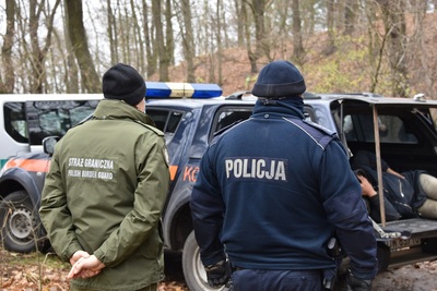 Funkcjonariusz SG i Policji w trakcie interwencji 