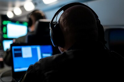 Operator systemów pokładowych przed monitorem 