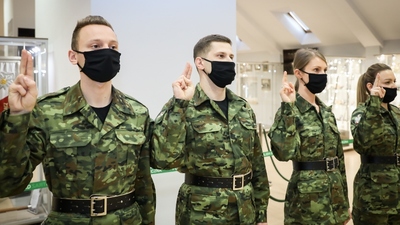 Ślubowanie nowo przyjętych funkcjonariuszy z Karpackiego OSG 