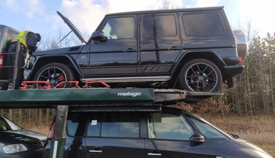 Mercedes klasy G zabezpieczony na lawecie 