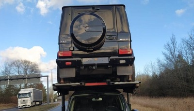 Mercedes klasy G zabezpieczony na lawecie 