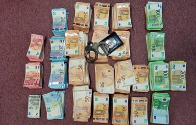 Gotówka zabezpieczona w trakcie przeszukań 