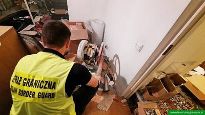 Funkcjonariusz SG zabezpiecza sprzęt do wytwarzania sterydów 