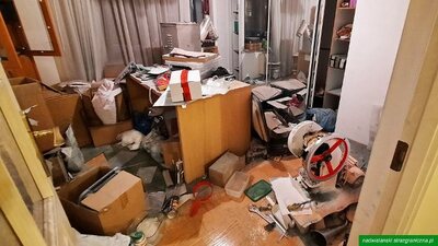 Sprzęt i towar znalezione w mieszkaniu oskarżonych 