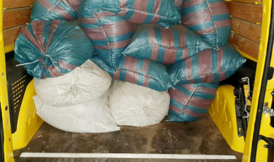 Worki z krajanką tytoniową w samochodzie 