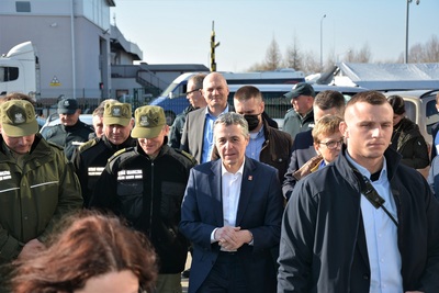 Prezydent Konfederacji Szwajcarskiej z funkcjonariuszami 