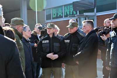 Prezydent Konfederacji Szwajcarskiej z funkcjonariuszami 