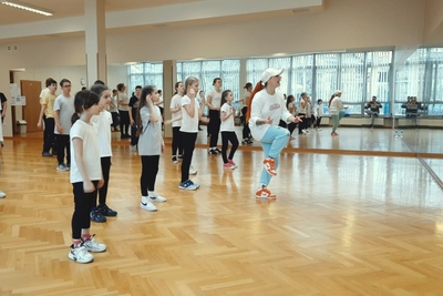 Dzieci trenują taniec hip - hop 