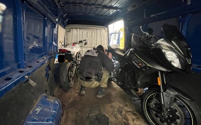 Funkcjonariusz SG zabezpiecza odzyskany motocykl 