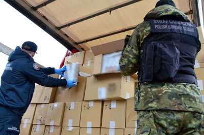 Funkcjonariusze SG i KAS zabezpieczają nielegalny towar 