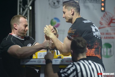 XXII Mistrzostwa Polski w Armwrestlingu - zawodnicy podczas walki. XXII Mistrzostwa Polski w Armwrestlingu - zawodnicy podczas walki.