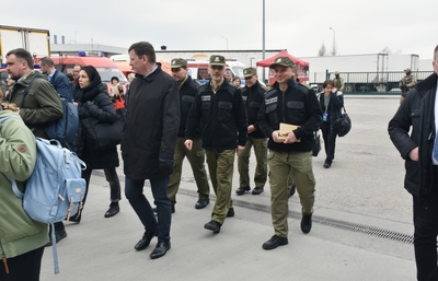 Komendant Główny SG T. Praga towarzyszy Marszałek Witek i przewodniczącym parlamentów europejskich w czasie wizyty na granicy polsko-ukraińskiej 
